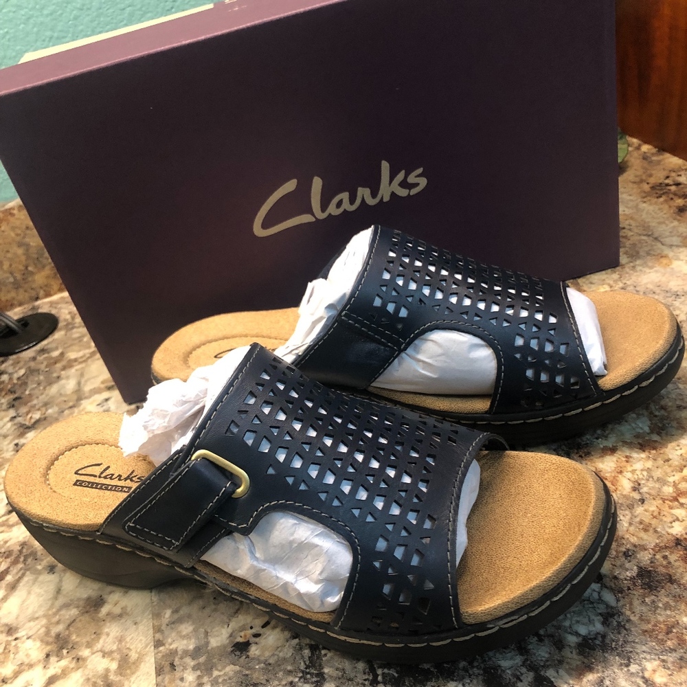 CLARKS HAYLA SAMOA SANDALS SIZE 8 - NAVY